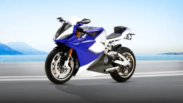 Американският производител на мотоциклети Lightning не е непознат с рекордите за скорост на електрически мотоциклети &ndash; вероятно бихме могли да запълним половината от този списък с постиженията му в Бонвил през годините. Но, за да не досадим, ще включим само настоящия шампион: Lightning Superbike успя да достигне 218 мили в час (352 км/ч) през 2011, като фирмата го преименува на LS-218 в чест на това постижение. Оттогава той си остава най-бързият електрически мотоциклет с право да се движи по нормални пътища.